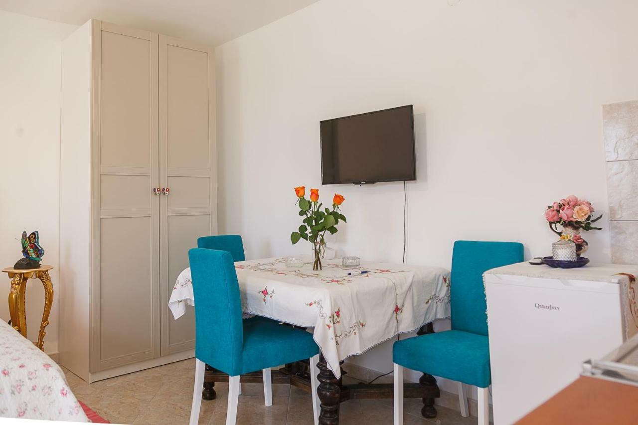 Castello Flower Apartment คาชเตลา ภายนอก รูปภาพ